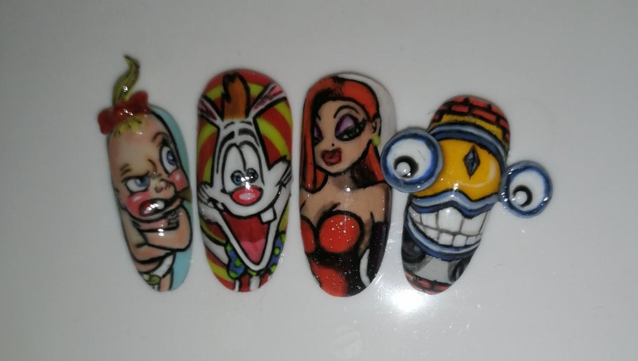 R. QUINN NAILS, bilde 1