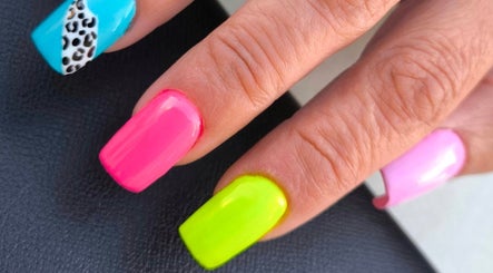 R. QUINN NAILS, bilde 2
