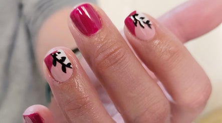 R. QUINN NAILS, bilde 3