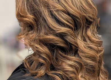 Boucles volumineuses et brillantes réalisées par L'Avenue coiffure à Sainte-Julie, Canada, CA.
