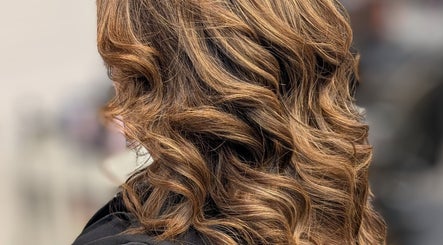 Boucles volumineuses et brillantes réalisées par L'Avenue coiffure à Sainte-Julie, Canada, CA.