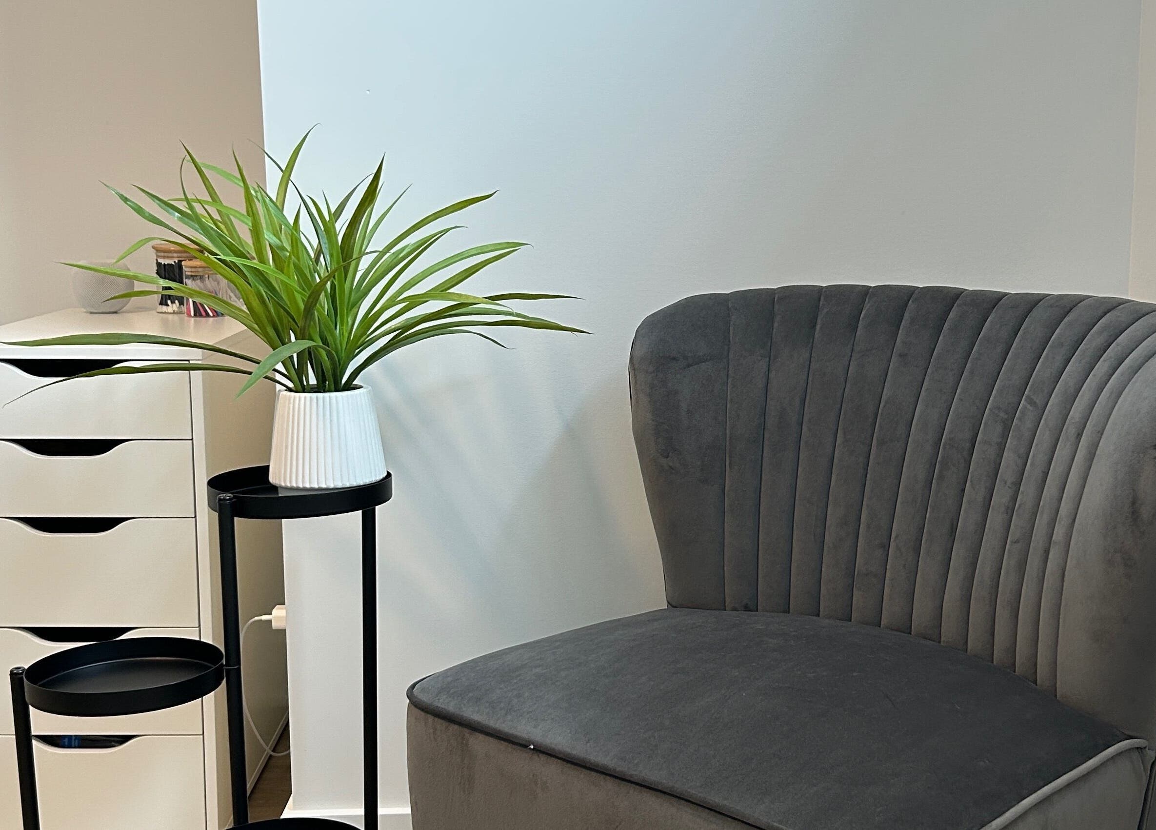 Coin détente avec fauteuil et plante chez Anaïs B. Studio à Yamaska, Québec, CA.