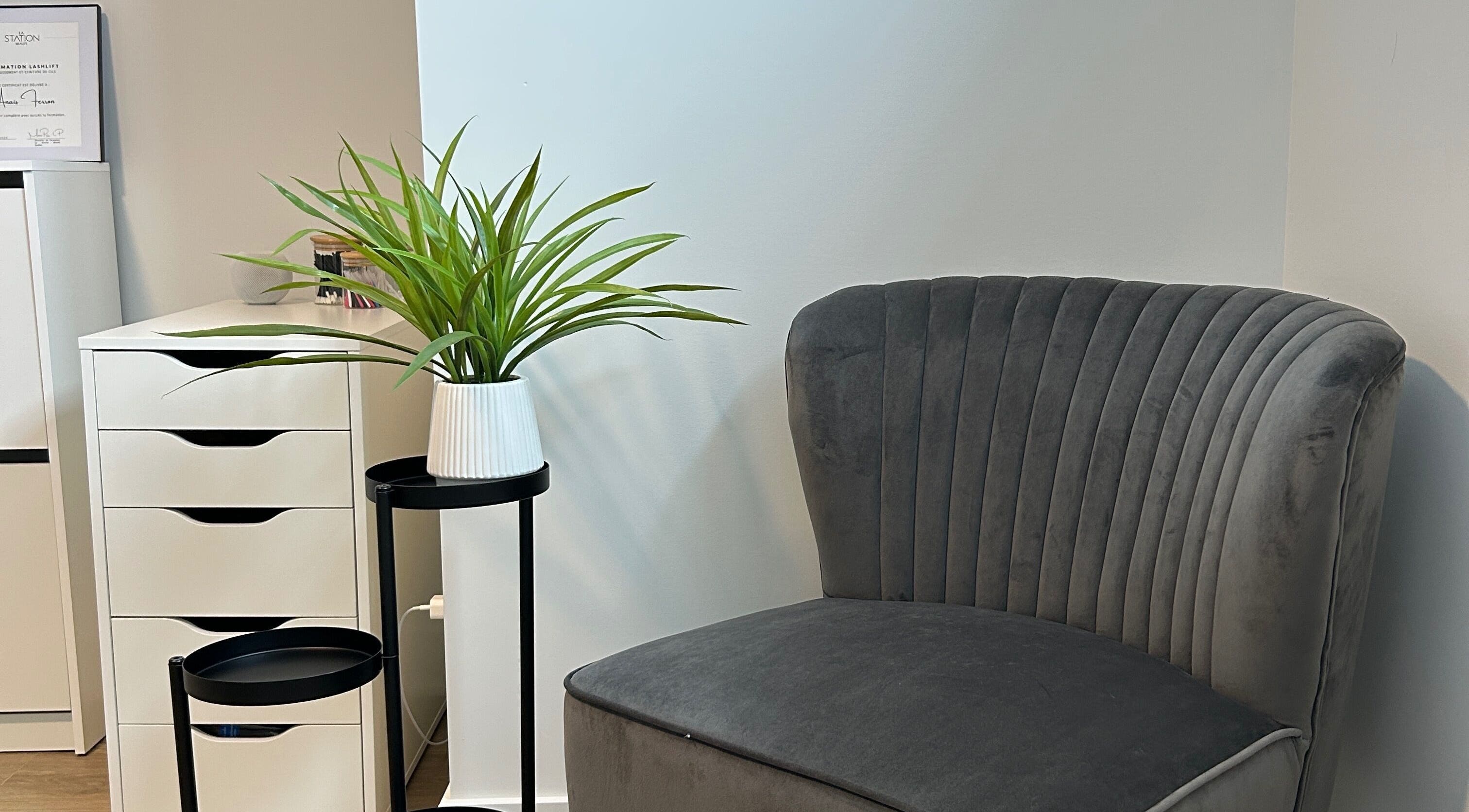 Coin détente avec fauteuil et plante chez Anaïs B. Studio à Yamaska, Québec, CA.