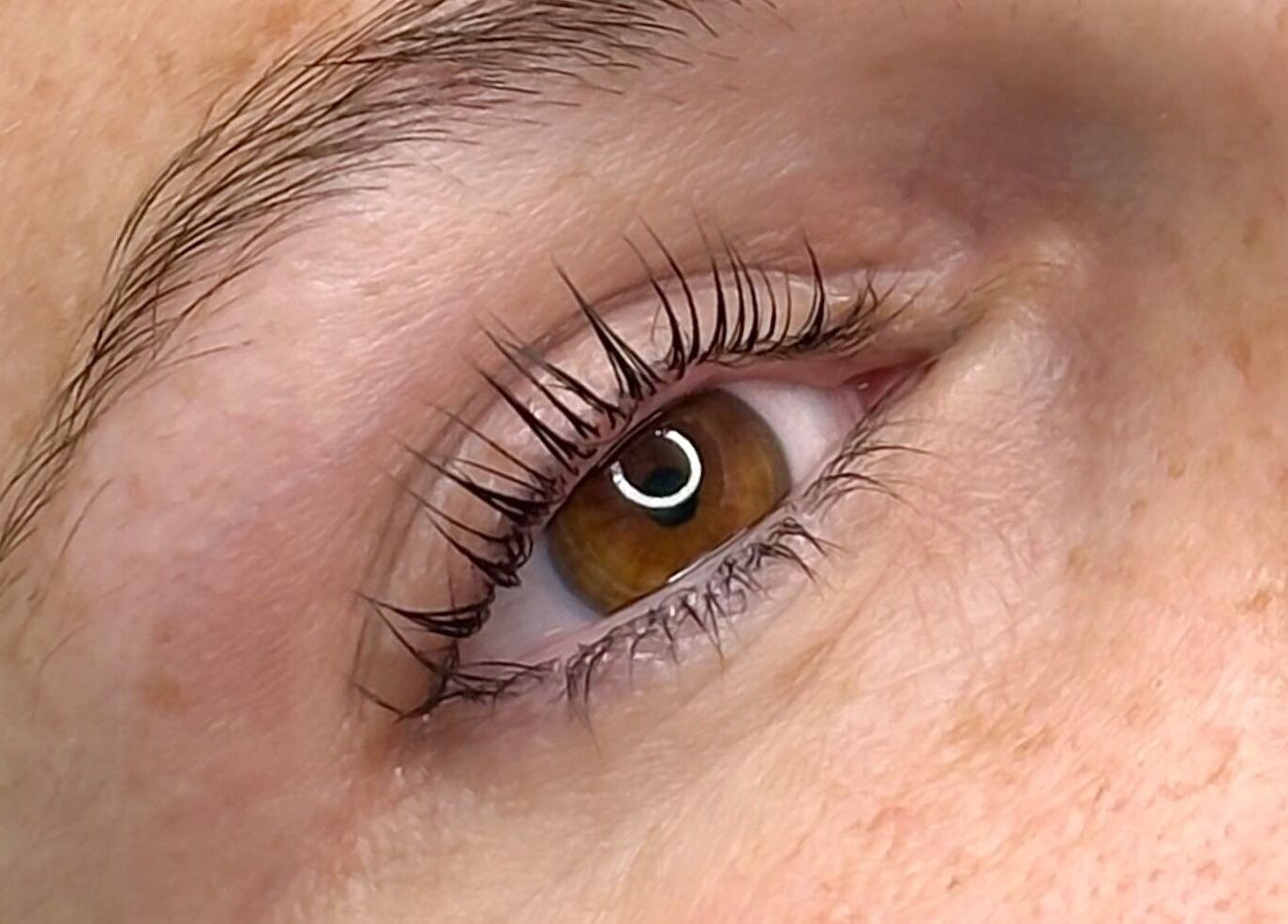 Rehaussement de cils chez Anaïs B. Studio, Yamaska, Québec, CA, pour un regard éclatant et naturel.