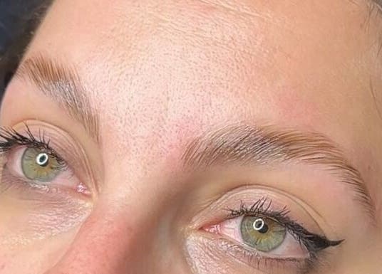 Sourcils parfaitement dessinés à Anaïs B. Studio, Yamaska, Québec, CA, pour un regard éclatant.