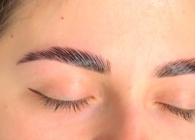 Sourcils magnifiquement sculptés chez Anaïs B. Studio, Yamaska, Québec, CA. Beauté naturelle en vedette.