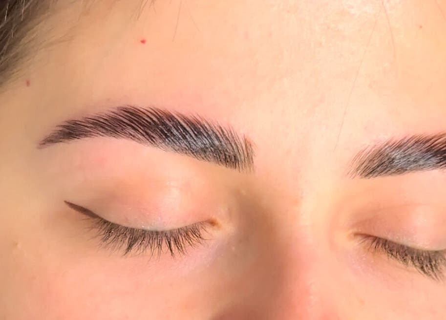 Sourcils magnifiquement sculptés chez Anaïs B. Studio, Yamaska, Québec, CA. Beauté naturelle en vedette.