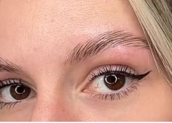 Sourcils impeccablement définis et eyeliner à Anaïs B. Studio, Yamaska, Québec, CA.