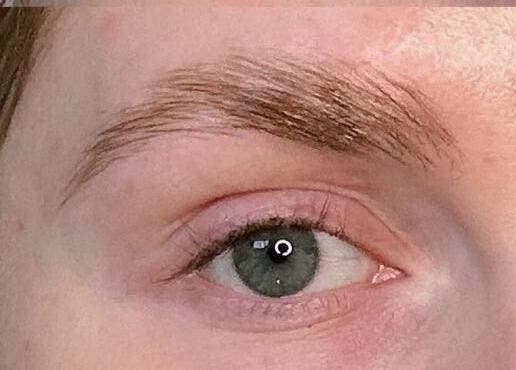 Sourcils soignés et regard naturel à Anaïs B. Studio, Yamaska, Québec, CA.