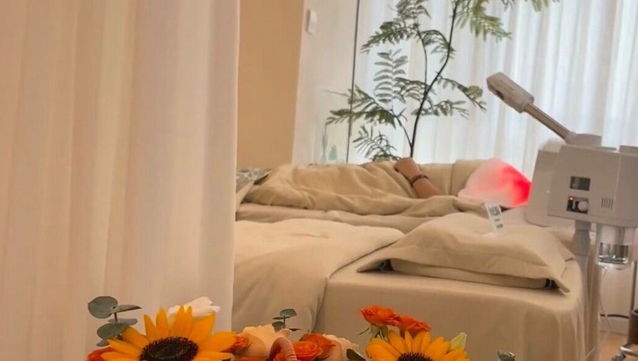 Relaxing treatment room at Lashqueencoco POINT COOK, Melbourne, Victoria, AU with comfortable amenities.