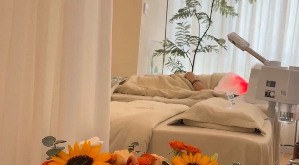 Relaxing treatment room at Lashqueencoco POINT COOK, Melbourne, Victoria, AU with comfortable amenities.