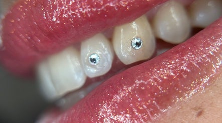 Decoración dental brillante en sstonegemss, Barcelona, Catalunya, ES. Destaca tu sonrisa con estilo único.