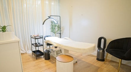 Relaxing treatment room at The Lash Squad, Melbourne, Victoria, AU with a plush chair and serene ambiance.