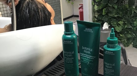 Tratamiento capilar en Espejos Salón Spa, Heroica Puebla De Zaragoza, Puebla, MX, con productos Aveda.
