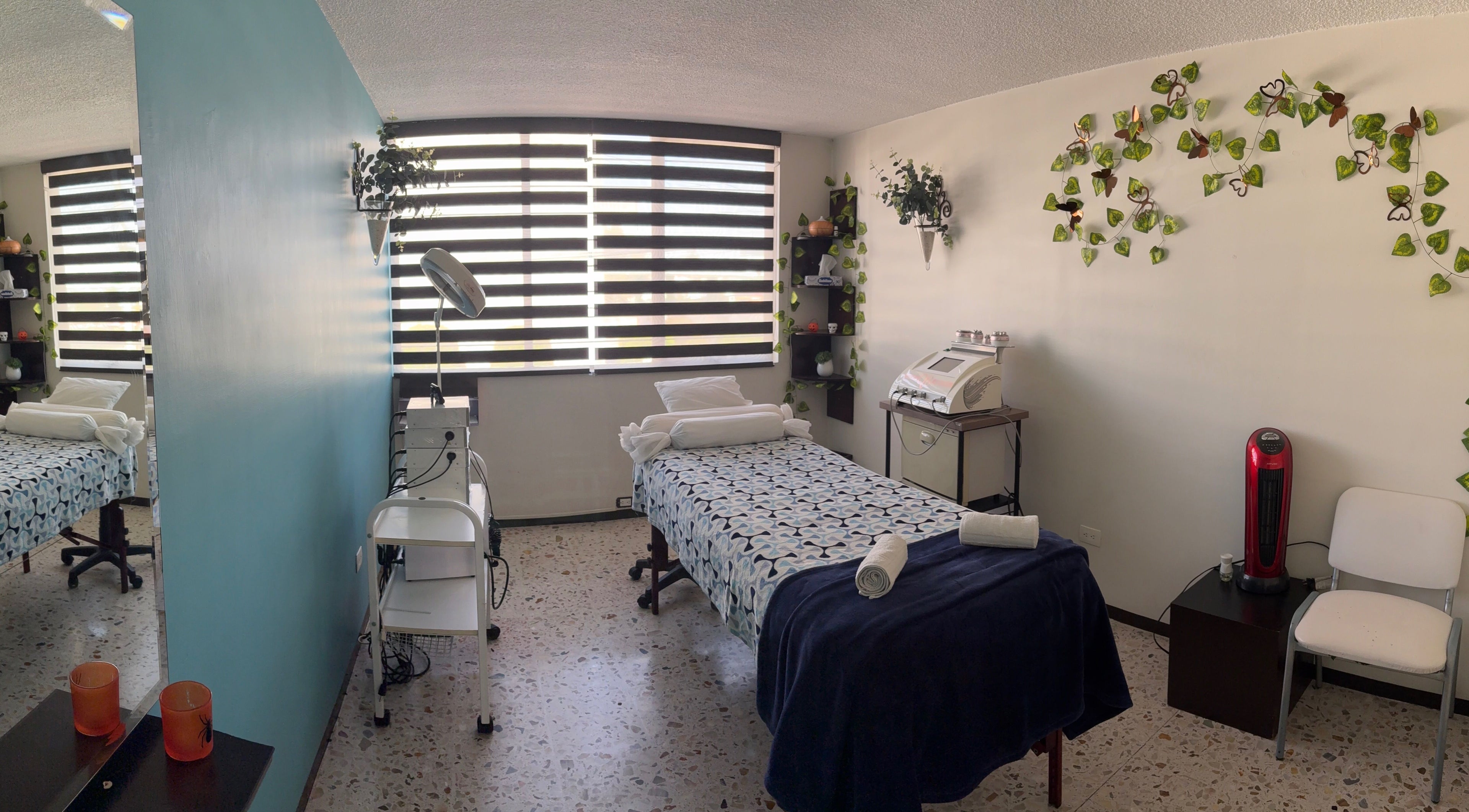 Sala privada de Espejos Salón Spa en Heroica Puebla De Zaragoza, Puebla, MX con cama de terapia y decoración natural.