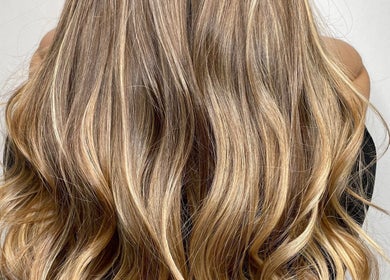 Cabello luminoso y ondulado en Peluquería Peñalolen OI, Peñalolén, Región Metropolitana, CL.
