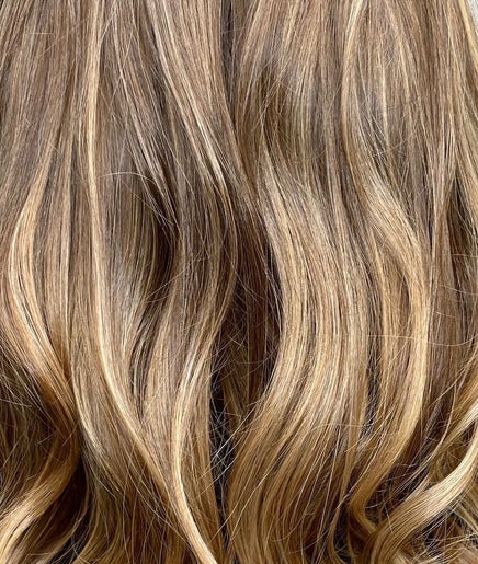 Cabello luminoso y ondulado en Peluquería Peñalolen OI, Peñalolén, Región Metropolitana, CL.