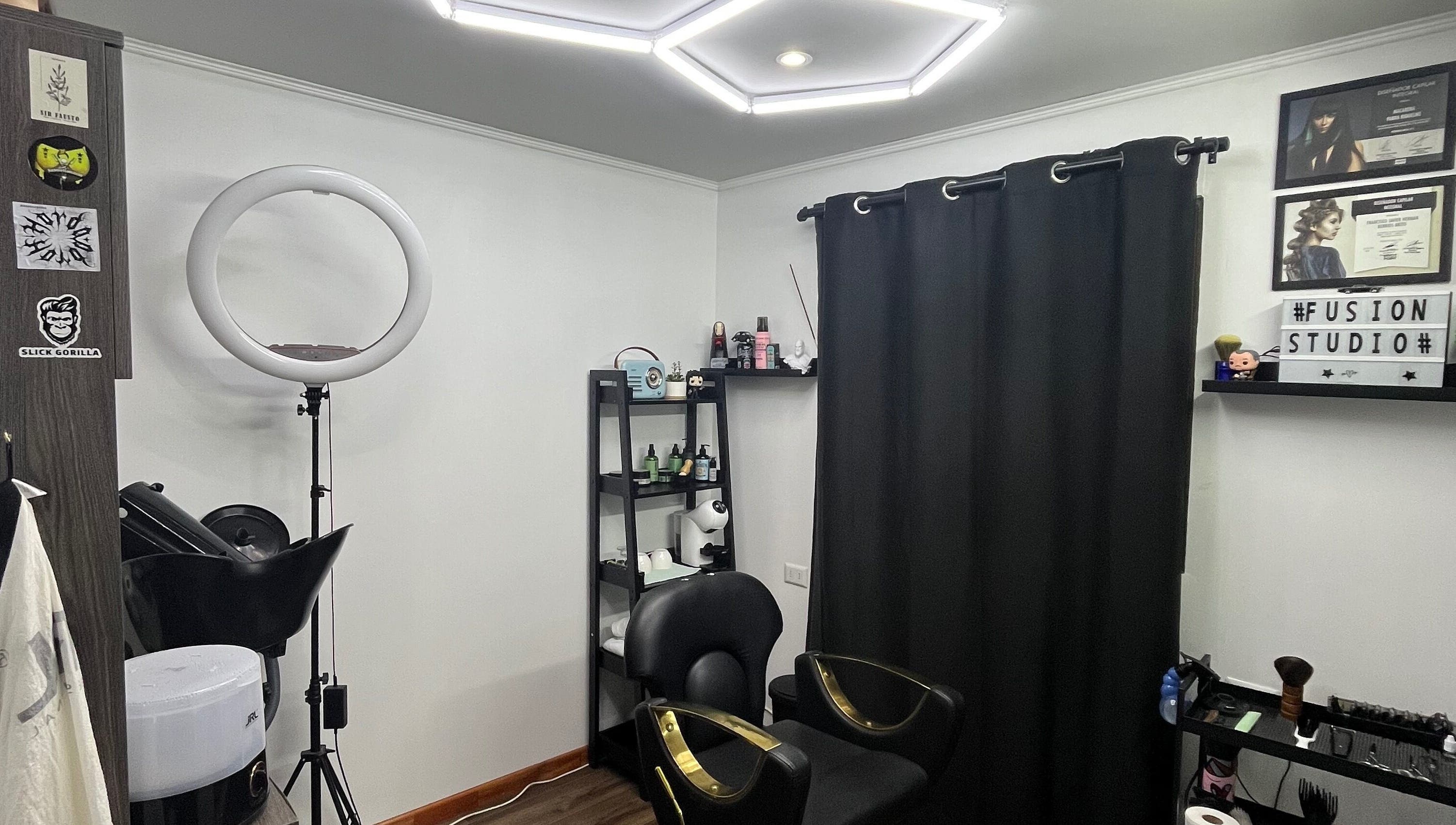 Interior de Fusión Studio en Macul, Región Metropolitana, CL, mostrando un espacio moderno y elegante.