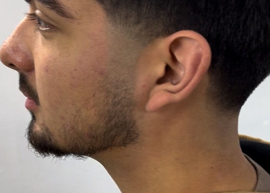 Corte de cabello moderno en Fusión Studio, Macul, Región Metropolitana, CL. Detalle de perfil nítido.