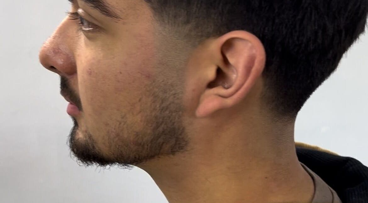 Corte de cabello moderno en Fusión Studio, Macul, Región Metropolitana, CL. Detalle de perfil nítido.