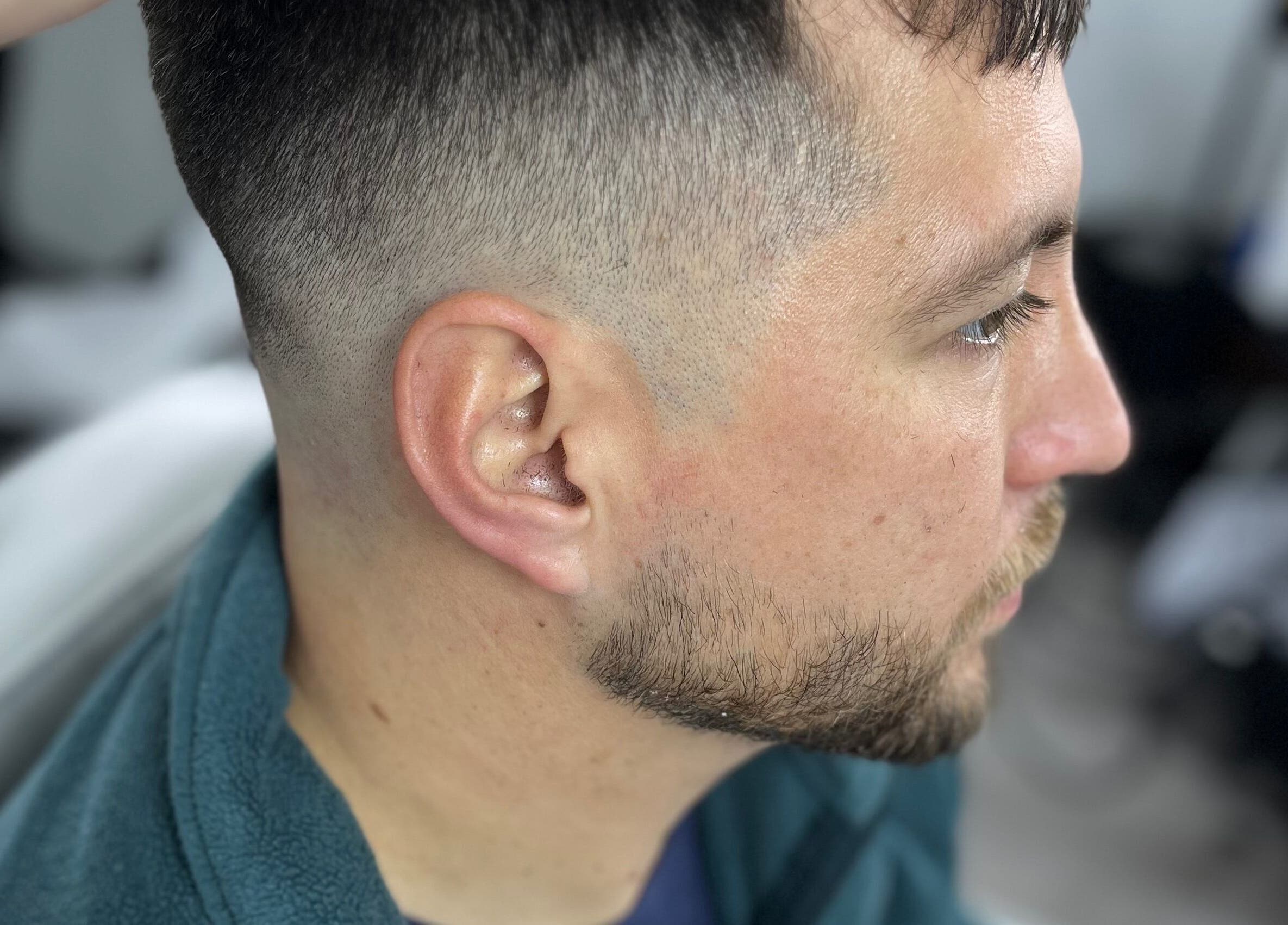 Corte de cabello moderno en Fusión Studio, Macul, Región Metropolitana, CL. Elegancia y estilo garantizados.