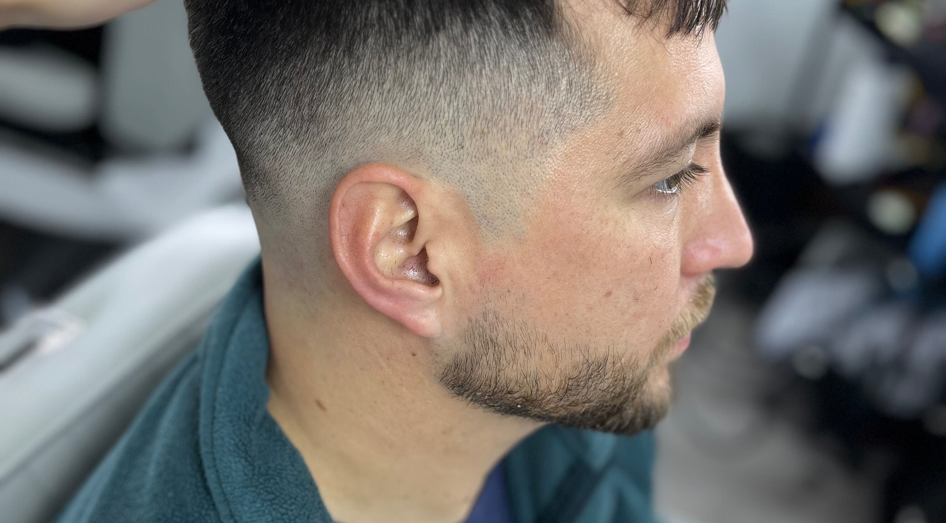 Corte de cabello moderno en Fusión Studio, Macul, Región Metropolitana, CL. Elegancia y estilo garantizados.