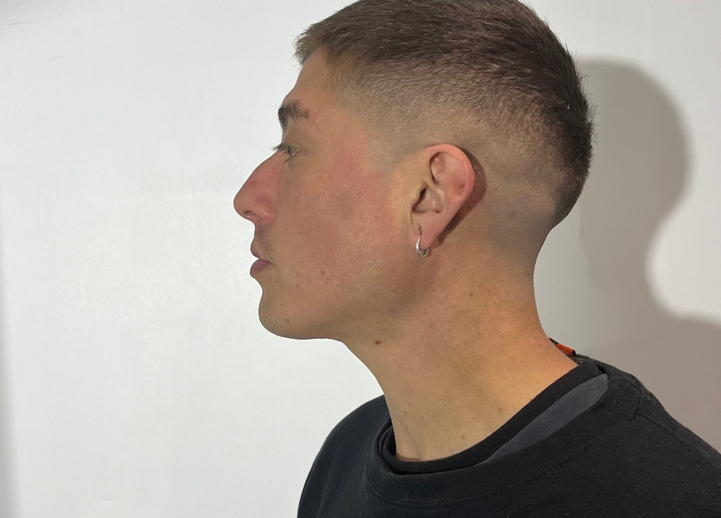Corte de cabello moderno en Fusión Studio, Macul, Región Metropolitana, CL, destacado por su elegancia.