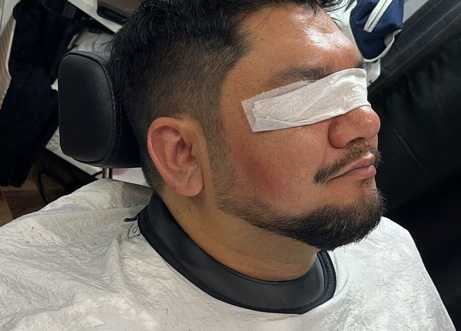 Hombre recibiendo cuidado facial en Fusión Studio, Macul, Región Metropolitana, CL.