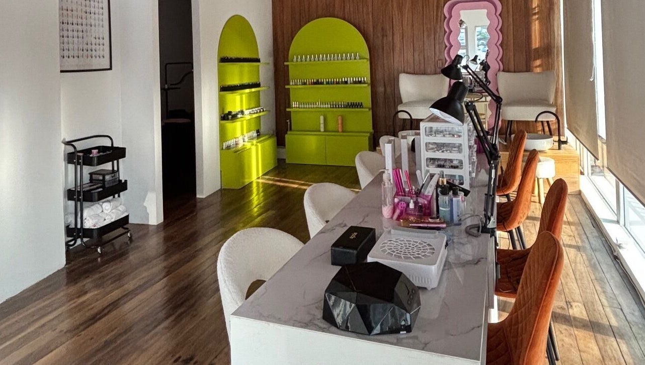 Interior moderno de Sugar Hands en Ciudad De Guatemala, Guatemala, GT con sillas y estanterías coloridas.