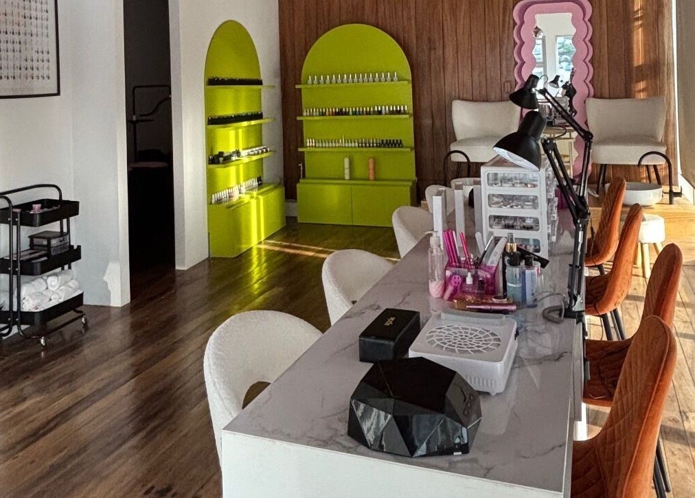 Interior moderno de Sugar Hands en Ciudad De Guatemala, Guatemala, GT con sillas y estanterías coloridas.