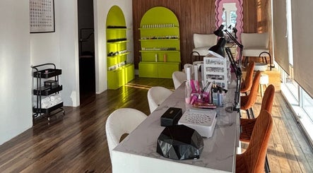 Interior moderno de Sugar Hands en Ciudad De Guatemala, Guatemala, GT con sillas y estanterías coloridas.