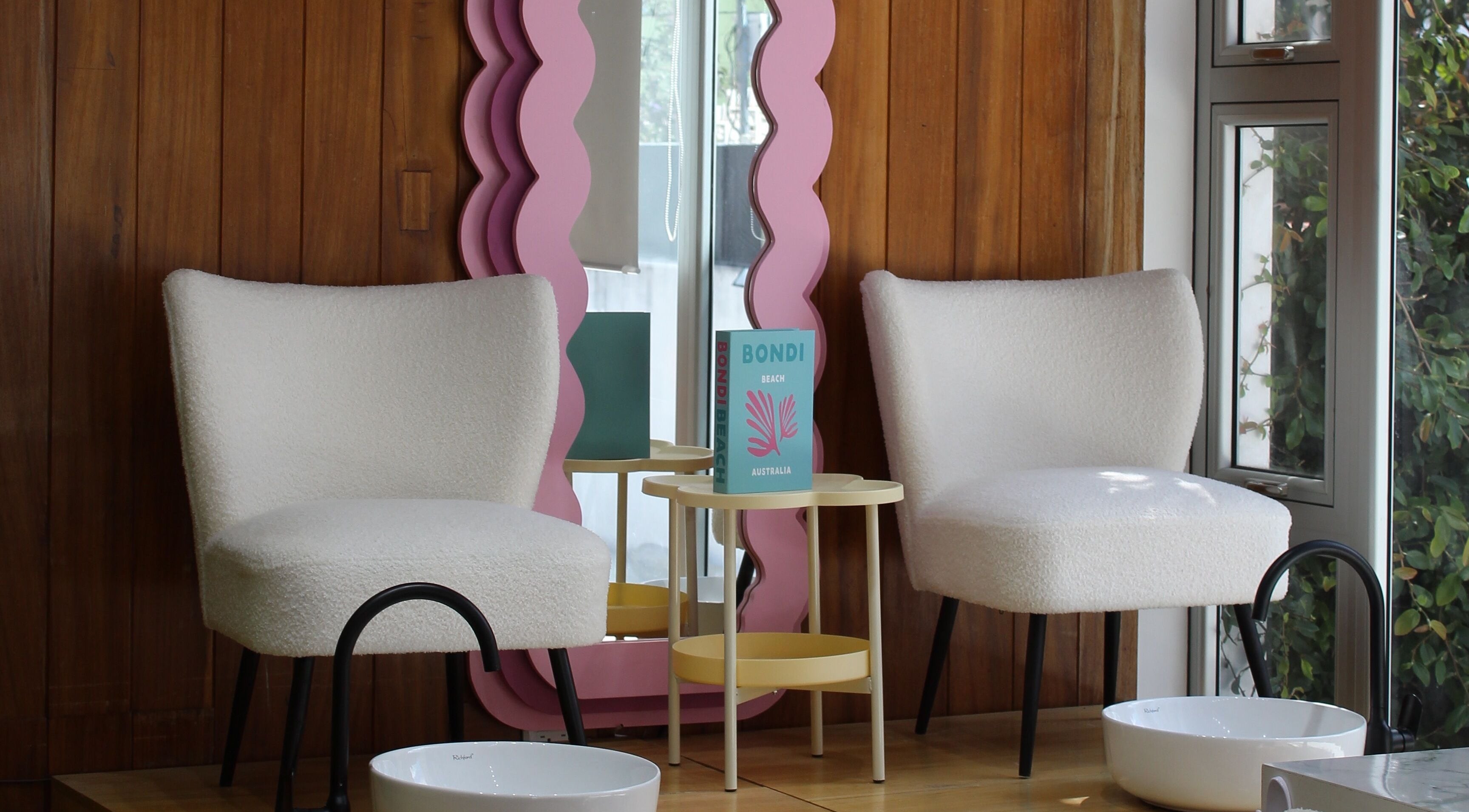 Zona de asientos acogedora en Sugar Hands, Ciudad De Guatemala, Guatemala, GT, perfecta para el bienestar.