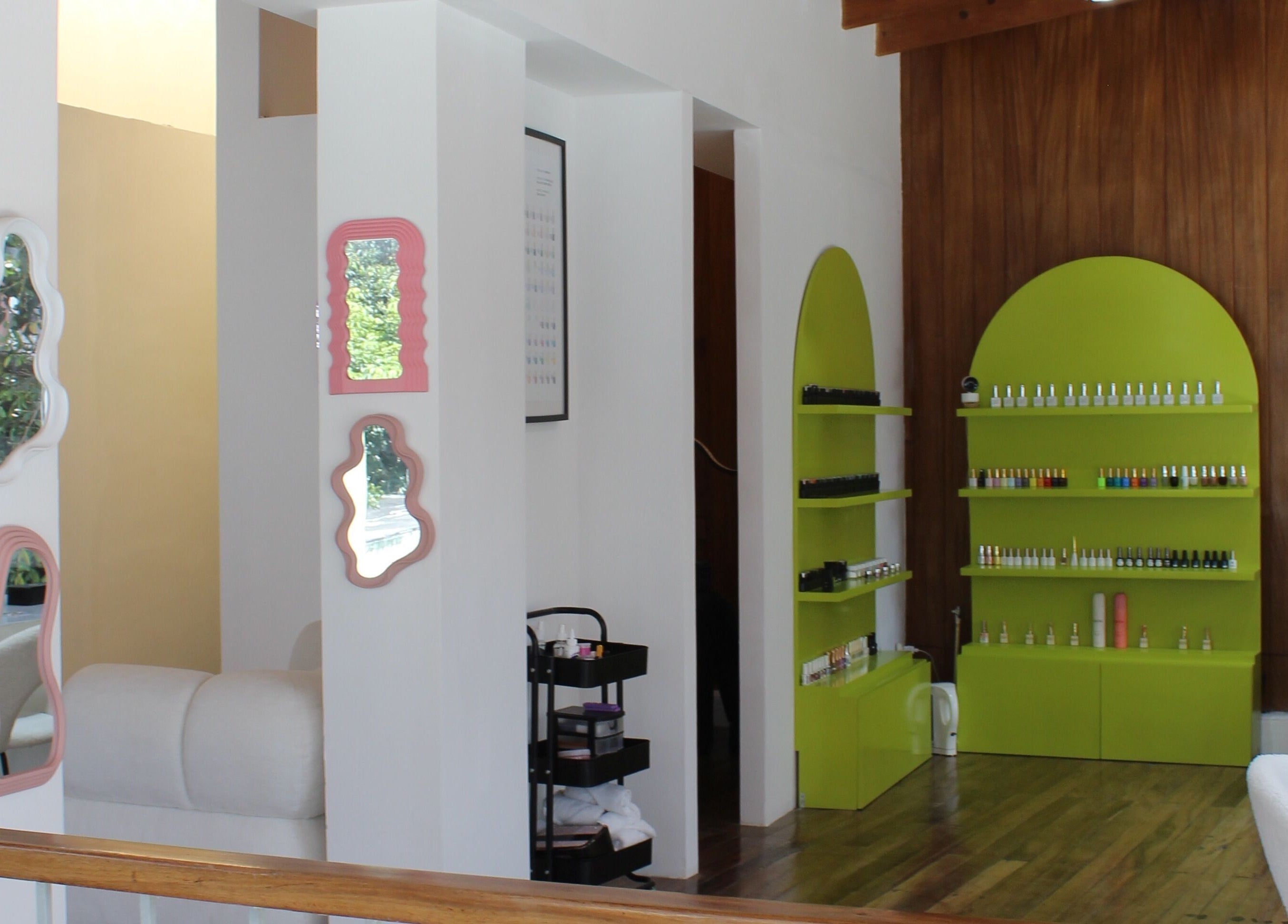 Área moderna con espejos y estantes verdes en Sugar Hands, Ciudad De Guatemala, Guatemala, GT.