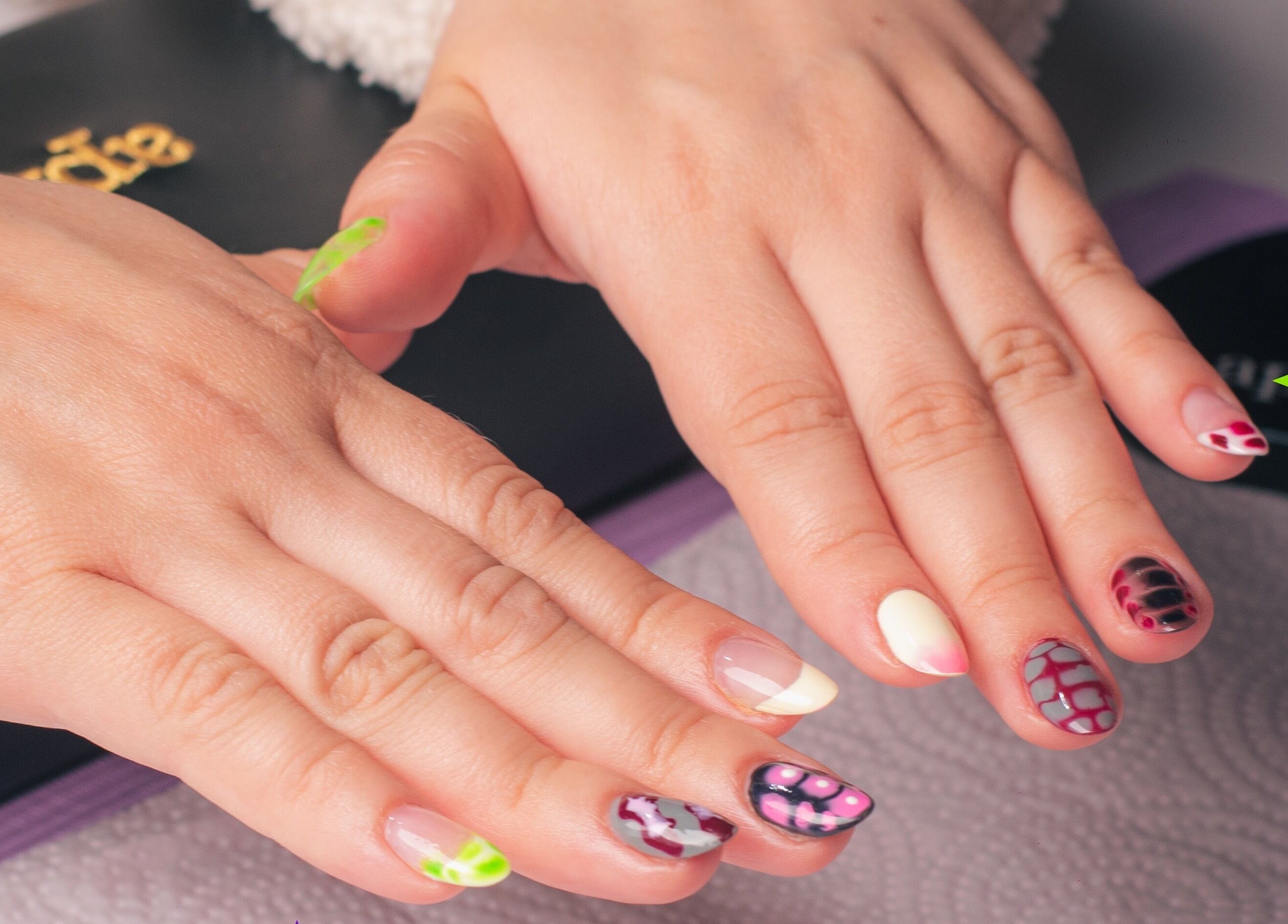 Manicura artística en Sugar Hands, Ciudad De Guatemala, Guatemala, GT. Uñas decoradas con diseños coloridos.