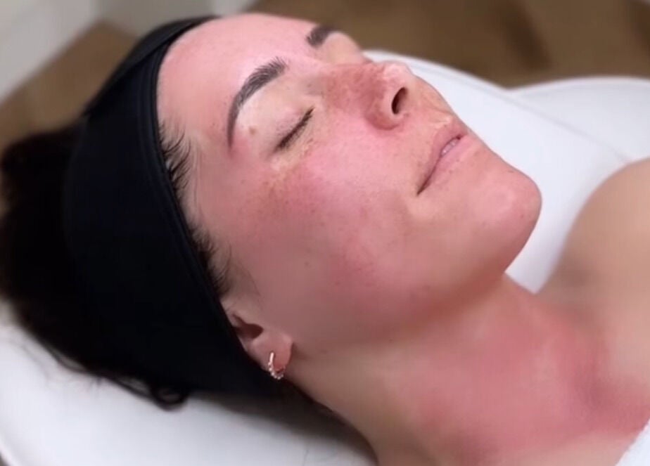 Relaxing facial treatment at Rhiannon Kennedy Wellness, Stevenage, England, GB. Restful spa experience.