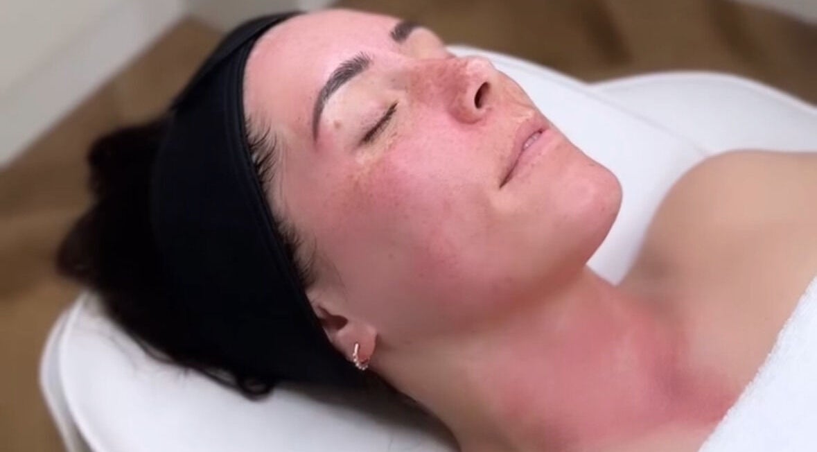Relaxing facial treatment at Rhiannon Kennedy Wellness, Stevenage, England, GB. Restful spa experience.