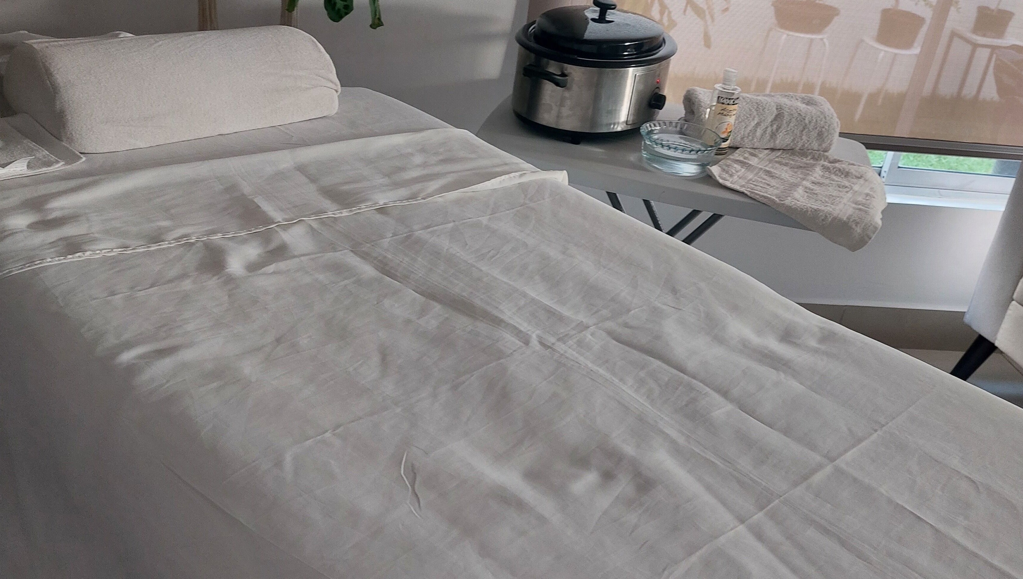 Camilla de tratamiento en Dermasai, San Rafael, Heredia, CR, preparada para experiencia de relajación.