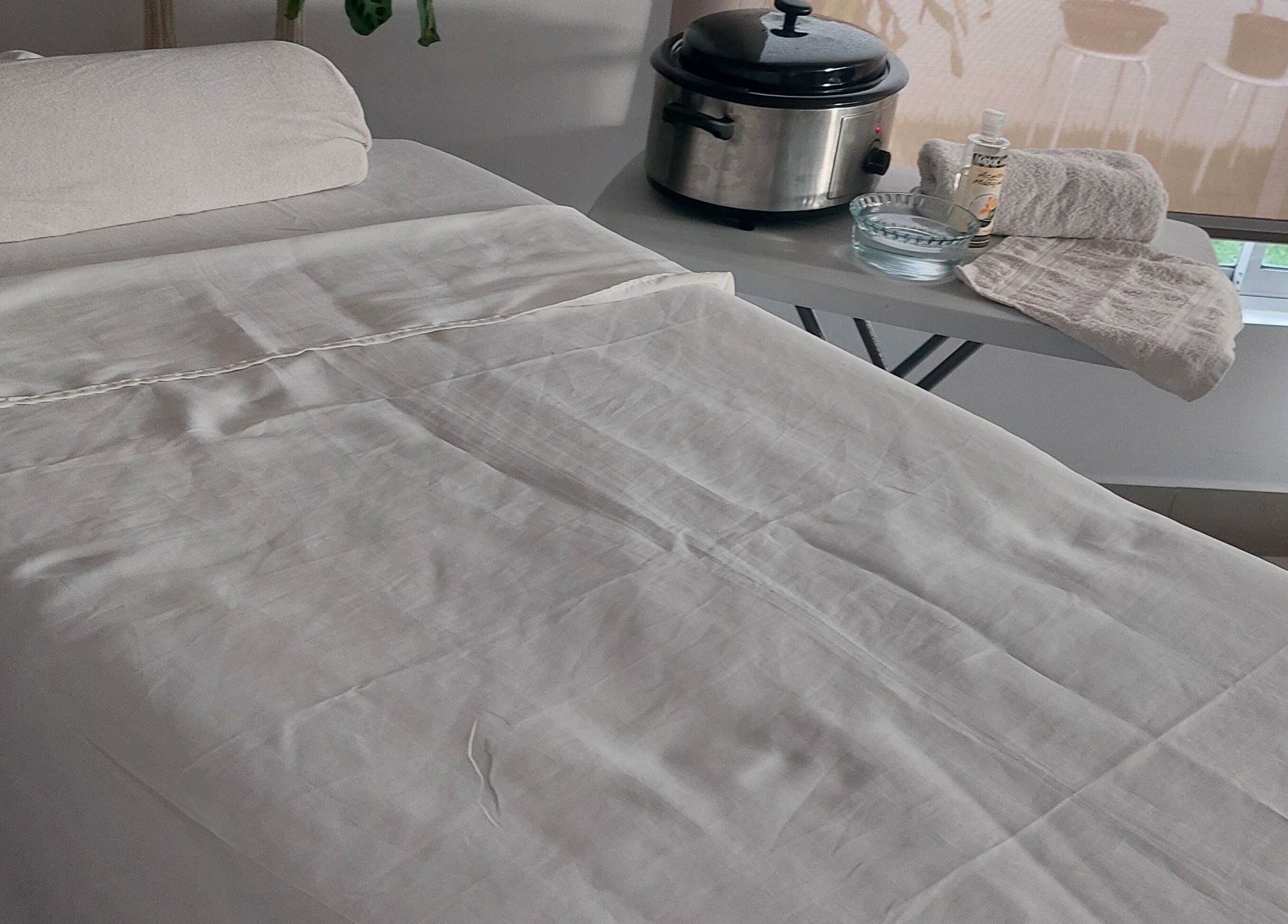 Camilla de tratamiento en Dermasai, San Rafael, Heredia, CR, preparada para experiencia de relajación.