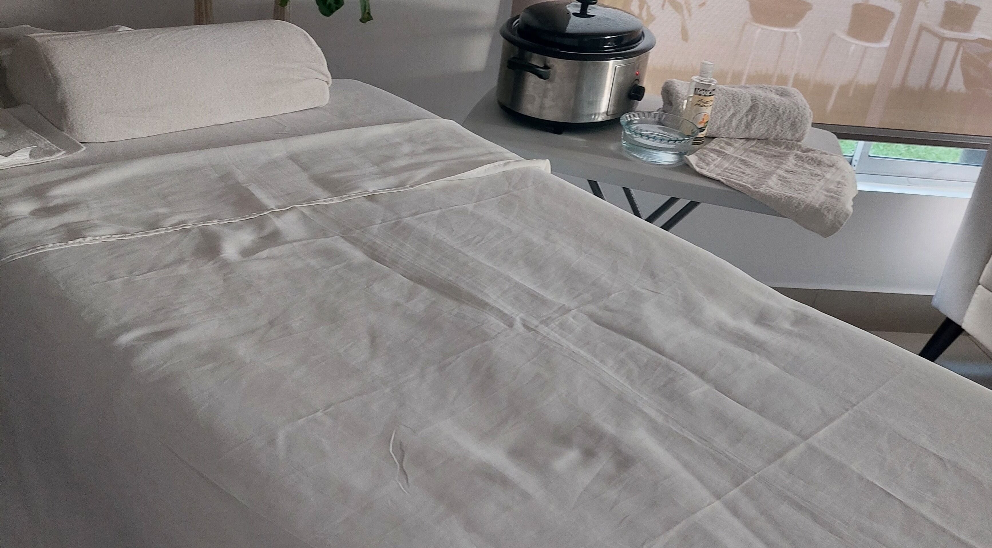 Camilla de tratamiento en Dermasai, San Rafael, Heredia, CR, preparada para experiencia de relajación.