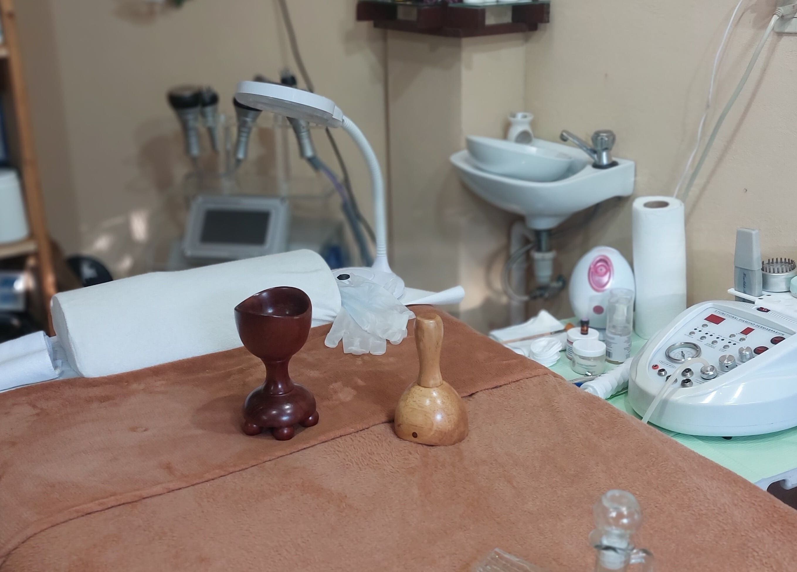 Sala de tratamiento en Dermasai, San Rafael, Heredia, CR con equipo de belleza y utensilios de cuidado.