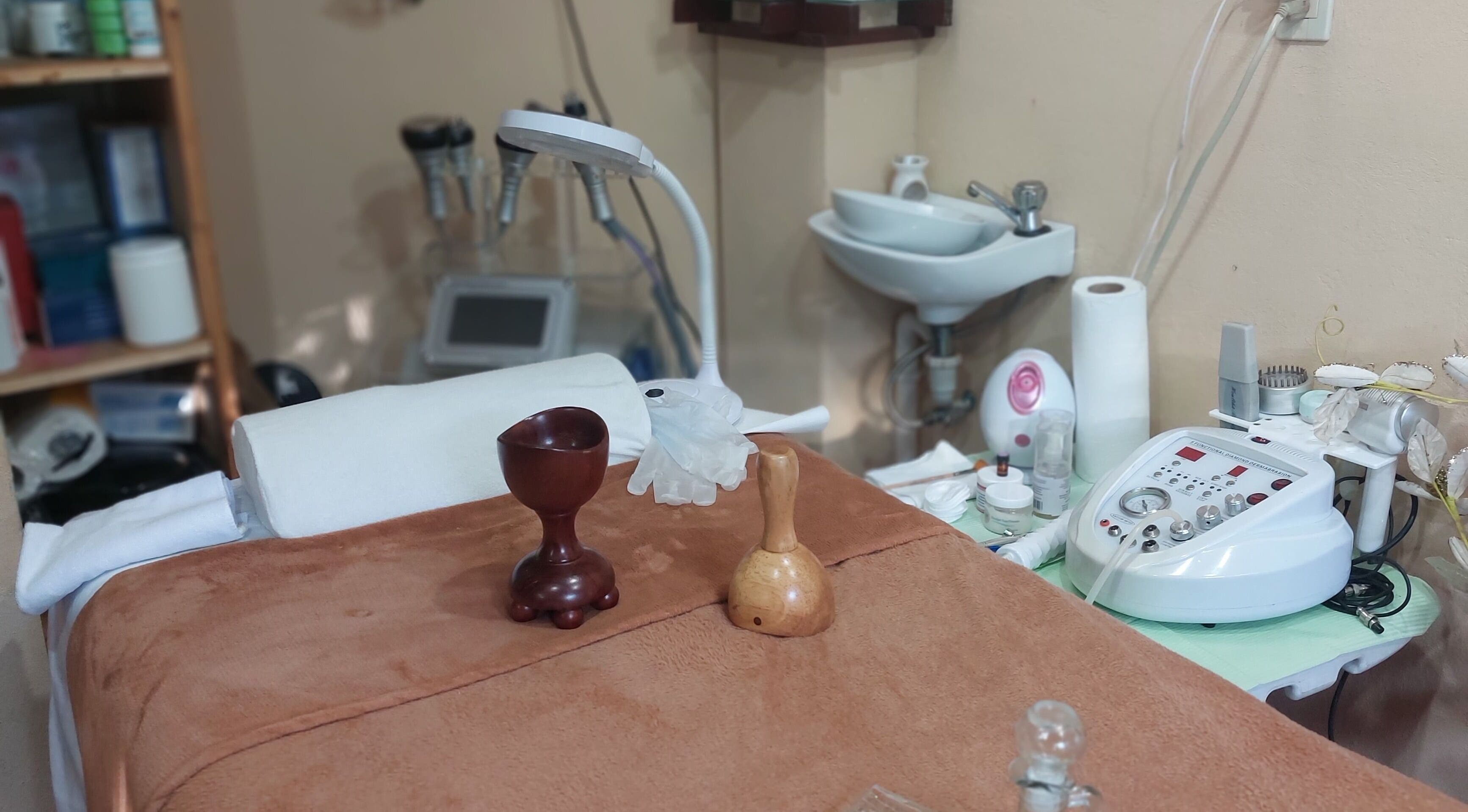 Sala de tratamiento en Dermasai, San Rafael, Heredia, CR con equipo de belleza y utensilios de cuidado.
