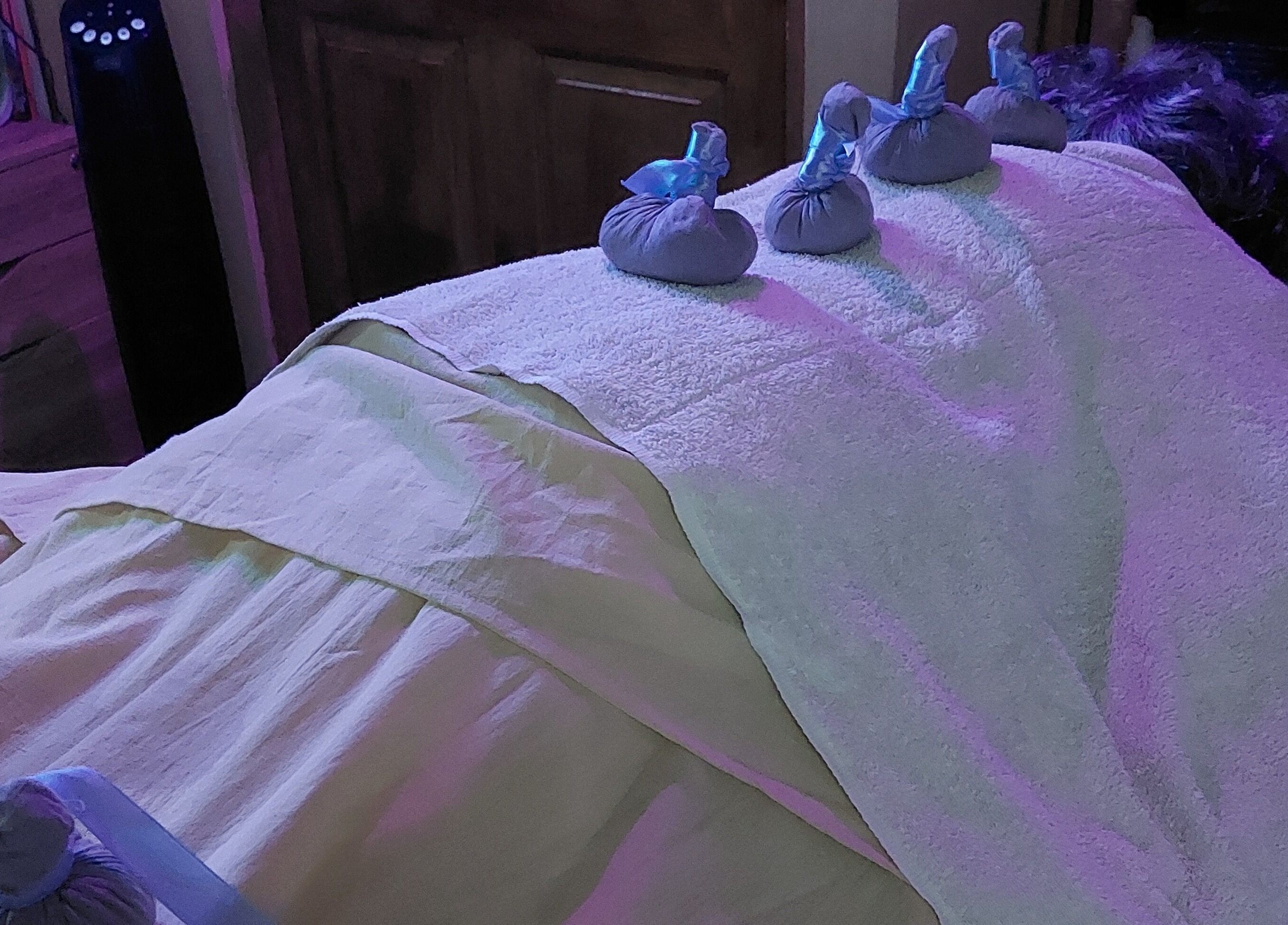 Terapia de relajación con bolsas de hierbas en Dermasai, San Rafael, Heredia, CR.