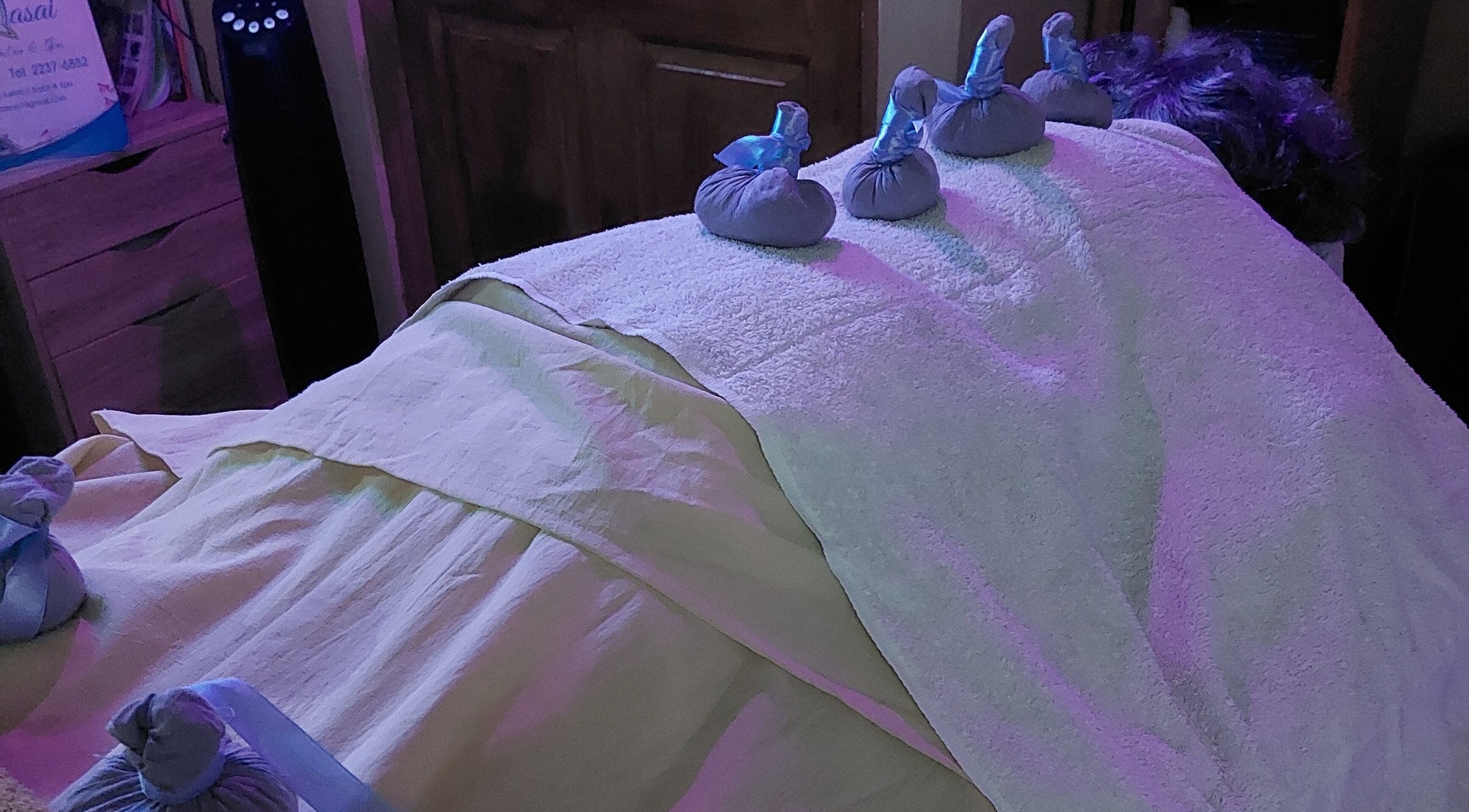 Terapia de relajación con bolsas de hierbas en Dermasai, San Rafael, Heredia, CR.