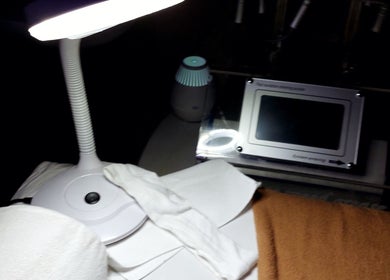 Sala de tratamiento iluminada en Dermasai, San Rafael, Heredia, CR, con equipo de bienestar avanzado.