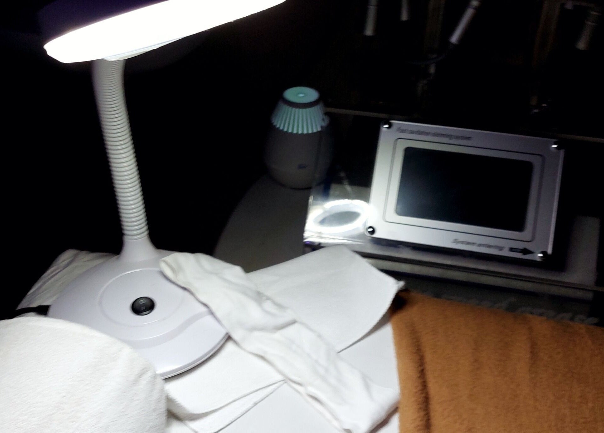 Sala de tratamiento iluminada en Dermasai, San Rafael, Heredia, CR, con equipo de bienestar avanzado.