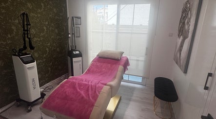 Modern treatment room at DCGclinic, Λεμεσός, Λεμεσός, CY with advanced beauty equipment and a comfortable chair.