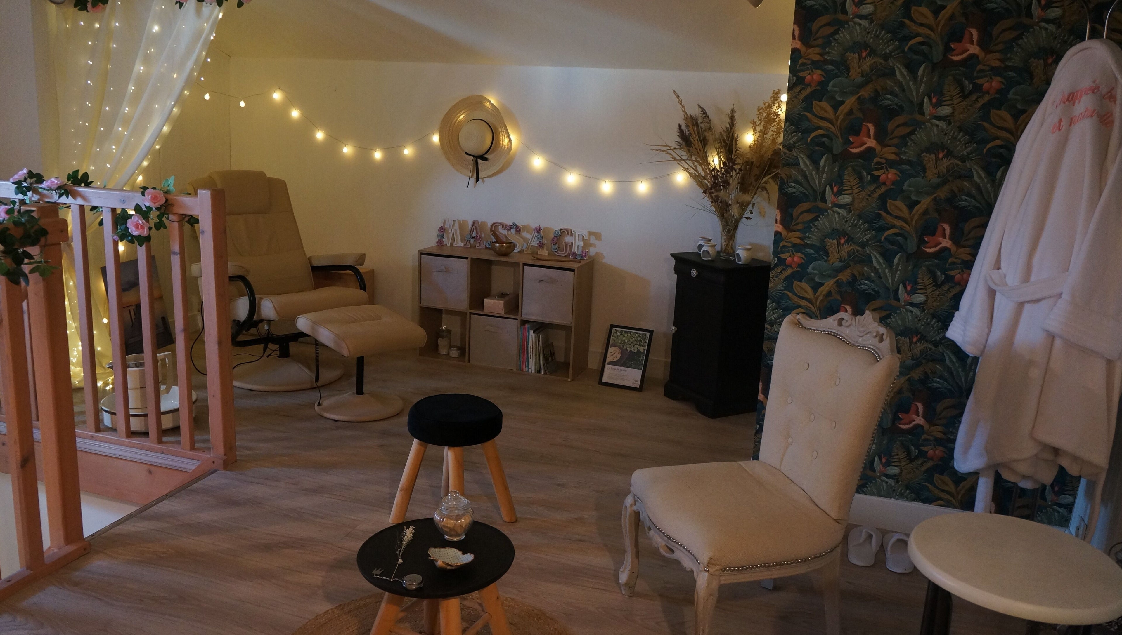 Espace détente paisible à Echappée Belle & Naturelle, Cram-Chaban, Nouvelle-Aquitaine, FR, avec fauteuil et déco apaisante.