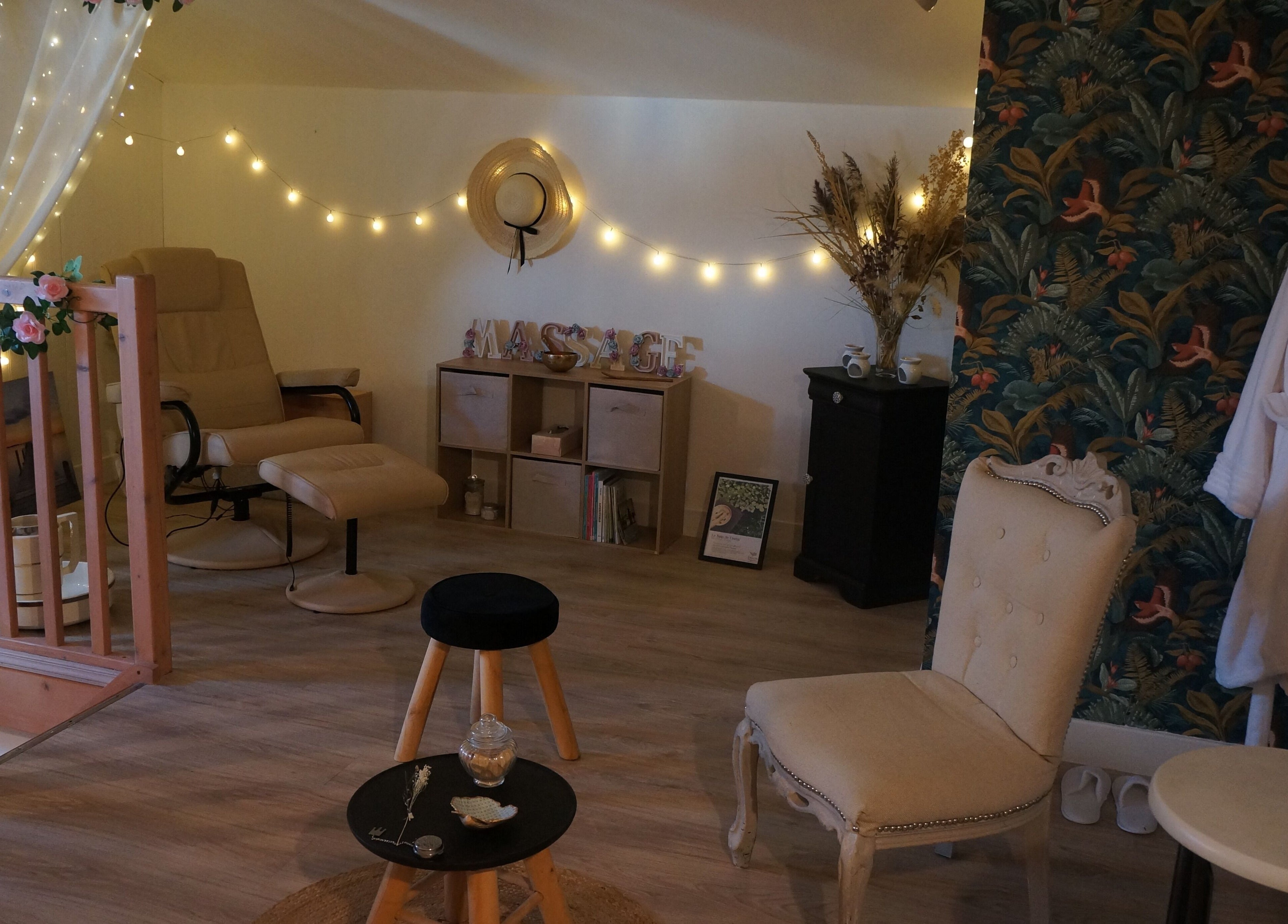 Espace détente paisible à Echappée Belle & Naturelle, Cram-Chaban, Nouvelle-Aquitaine, FR, avec fauteuil et déco apaisante.