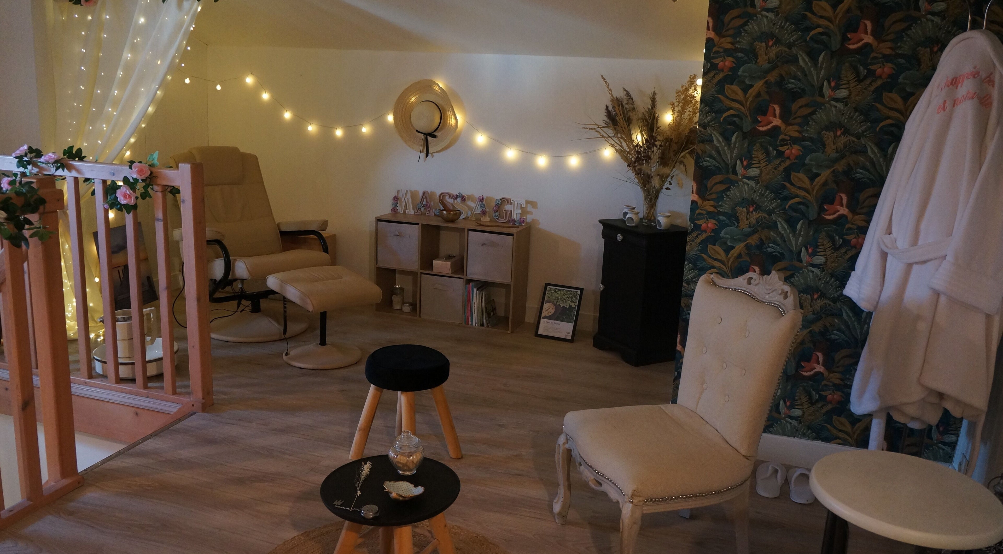 Espace détente paisible à Echappée Belle & Naturelle, Cram-Chaban, Nouvelle-Aquitaine, FR, avec fauteuil et déco apaisante.