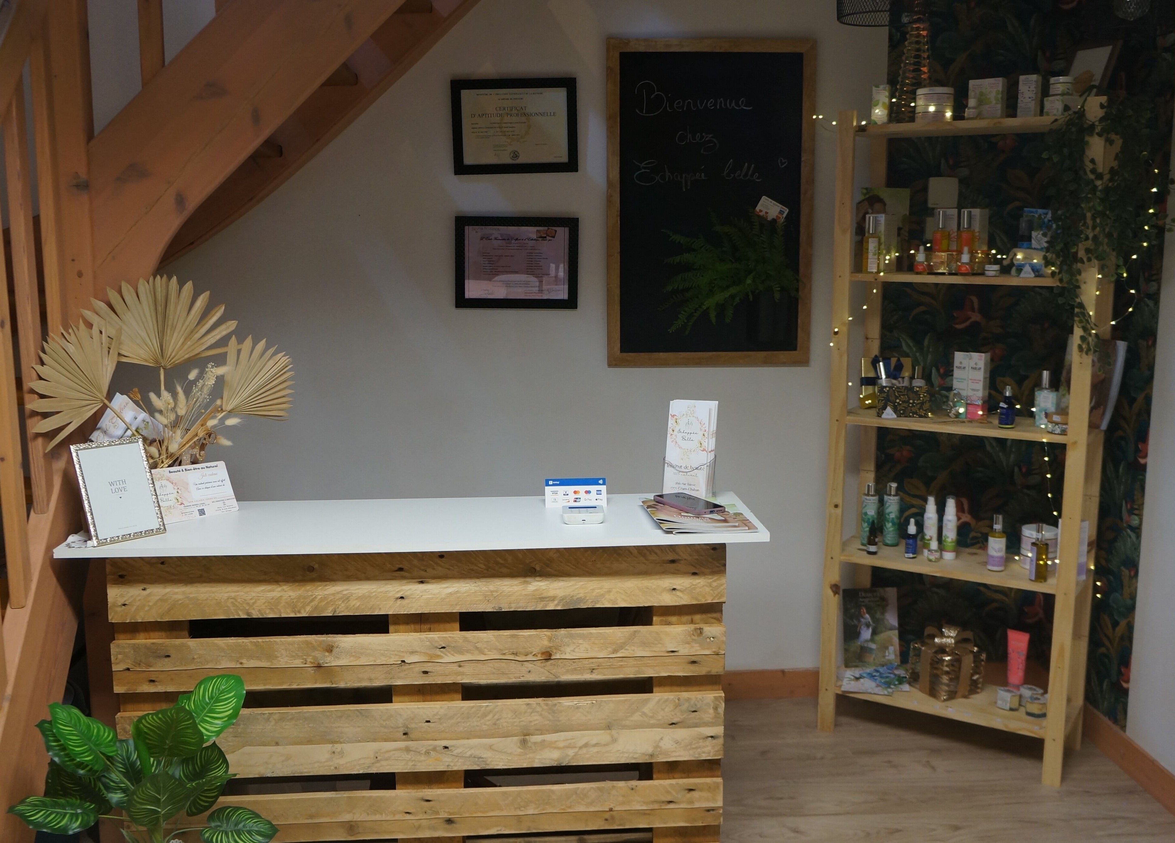 Accueil chaleureux à Echappée Belle & Naturelle, Cram-Chaban, Nouvelle-aquitaine, FR.